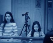 Фильм Молодые Паранормальное Явление 5 супруги Райан смотреть и Эмили, и онлайн их 6-летняя дочь фильм Лейла переезжают в довольно симпатичный и тихий дом. В гараже они находят видеокамеру и коробку кассет. Но они даже не подозревали, что они увидят, когда заглянут в объекти