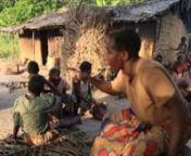 Un poderoso vídeo con testimonios de los “pigmeos” bayakas en la República del Congo resalta su íntima conexión con sus tierras y los abusos que enfrentan a manos de patrullas antifurtivos que a menudo son financiadas por grandes organizaciones conservacionistas como el Fondo Mundial para la Naturaleza (WWF) y World Conservation Society (WSC). © Jin Lewis/Survival InternationalnnLas vidas de miles de baigas en la India fueron destruidas después de haber sido expulsados forzosa e ilegal