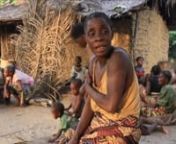 Des témoignages vidéo accablants des Pygmées bayaka de la République du Congo mettent en évidence leur lien intime avec leurs terres et les abus qu’ils subissent aux mains des agents de protection de la faune et des gardes forestiers – qui sont souvent financés par des organisations de défense de l&#39;environnement telles que le WWF et la WCS. © Jin Lewis/Survival InternationalnnLes vies de milliers de Baiga en Inde ont été détruites lorsqu’ils ont été illégalement expulsés de