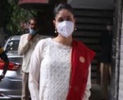 Kareena Kapoor Khan steps out in a red dupatta that balances her all-white traditional wear. The actress was snapped at her manager’s office in Bandra. Now that Diwali is just a few days away, the actress dressed up in a full festive desi girl avatar with bindi as well. The entire nation is currently going gaga with Bebo’s maternity looks. The Begum of Bollywood has been on a run with her shoots. This second-time momma-to-be is unstoppable and we love it! Watch Daisy Shah, Tiger and more sta