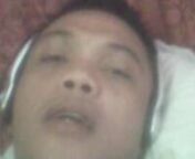 Allan Carreon in Bed Singing with his music in his headset puro pa cute...at pa sexy...