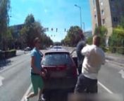 A Győri Járási és Nyomozó Ügyészség vádat emelt egy nővel, két férfival és egy buszsofőrként dolgozó férfival szemben, akik 2016 nyarán egy közlekedési szituáció miatt verekedtek egymással Győrben. Az ügyészség.hu videója.