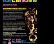 Force Noire est une exposition en hommage à Fela Kuti.nEn 1977, Fela est le musicien le plus célèbre d’Afrique. Le premier Punk Africain. Musicien revolutionaire, perfectionniste, inventif, charismatique et inspiré, il invente son propre genre de musique : l&#39;Afrobeat : une complexe fusion de Jazz, des rythmes Yoruba et de Funk. Leader politique, les sarcasmes de FELA n&#39;ont jamais enchanté les autorités, sa mère était une militante des droits de l&#39;homme decédé de ses blessures, ni son