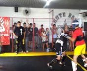 Andrei lutando no interno de Muay Thai da chuteboxe