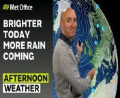 A few showers in the north and northwest, wintry on high ground. Rain is gathering in the west, moving eastwards. Elsewhere mostly sunshine and some clouds. Showers fade this evening, allowing clearer skies in the north and east, and the rain to the west will track across Northern Ireland, Wales and the southwest by tomorrow morning. – This is the Met Office UK Weather forecast for the afternoon of 24/03/24. Bringing you today’s weather forecast is Marco Petagna