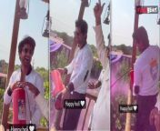 Abhishek Kumar celebrated Holi with fans in Raipur, video viral. Fans also reacts on this videos. Watch Video to know more... &#60;br/&#62; &#60;br/&#62;#filmibeat #abhishekkumar #abhishekkumarholi #holi2024 &#60;br/&#62;&#60;br/&#62;~PR.133~