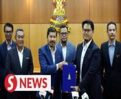 The Selangor and Federal governments have signed a memorandum of understanding to share data in the state’s Selangkah Ventures Sdn Bhd with the Central Database Hub (Padu).&#60;br/&#62;&#60;br/&#62;Chief statistician Datuk Seri Dr Mohd Uzir Mahidin signed for the Statistics Department of Malaysia while Selangkah Ventures Sdn Bhd chief information officer Dr Helmi Zakariah signed for the state subsidiary.&#60;br/&#62;&#60;br/&#62;Read more at https://tinyurl.com/575nebm7&#60;br/&#62;&#60;br/&#62;WATCH MORE: https://thestartv.com/c/news&#60;br/&#62;SUBSCRIBE: https://cutt.ly/TheStar&#60;br/&#62;LIKE: https://fb.com/TheStarOnline