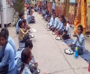 भवानीमंडी सरकारी स्कूलों में पोषाहार खाते हुए बच्चें।