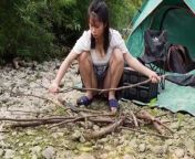 Solo Bushcraft SOLO GIRL&#39;s bushcraft in the forest, Camping and cooking ASMR _ Backpack alone