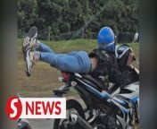 A 20-year-old man has been arrested by the police after he was caught on video performing motorcycle stunts along the North-South Expressway.&#60;br/&#62;&#60;br/&#62;Muar OCPD Asst Comm Raiz Mukhliz Azman Aziz said the man was arrested in Kampung Sri Pantai, Mersing at around 4am on Thursday (March 28).&#60;br/&#62;&#60;br/&#62;Read more at https://tinyurl.com/2dp7a2c8 &#60;br/&#62;&#60;br/&#62;&#60;br/&#62;WATCH MORE: https://thestartv.com/c/news&#60;br/&#62;SUBSCRIBE: https://cutt.ly/TheStar&#60;br/&#62;LIKE: https://fb.com/TheStarOnline